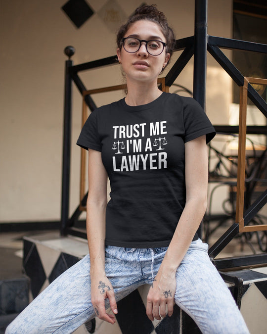 მაისური „Trust Me I'm A Lawyer!“ — სასწორი და თეთრი ინგლისური წარწერა