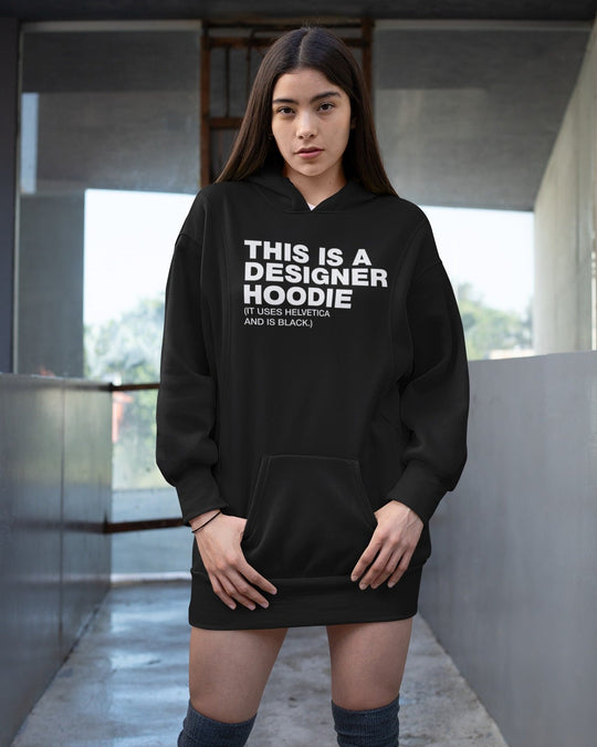 ჰუდი „THIS IS A DESIGNER HOODIE“ — თეთრი ინგლისური ირონიული წარწერა