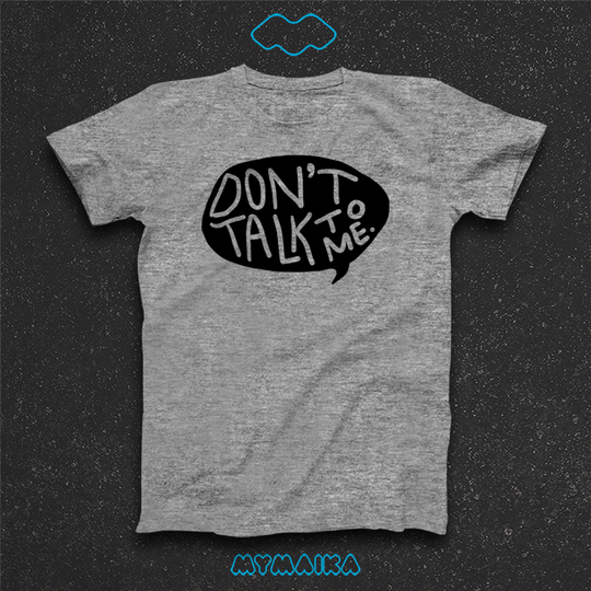 მაისური „Don't Talk to Me“ — შავი სიტყვის ბუშტი ინგლისური წარწერით