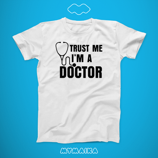 მაისური „Trust Me I'm A Doctor!“ — სტეტოსკოპი და შავი ინგლისური წარწერა, თეთრი