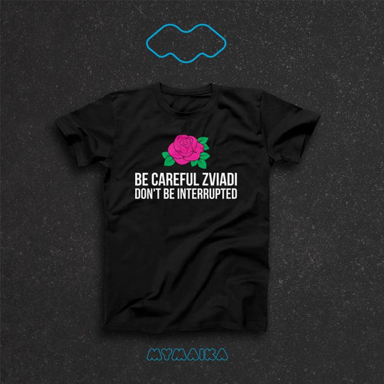 მაისური „BE CAREFUL ZVIAD DON'T BE INTERRUPTED“ — ვარდის ნახატი და ინგლისური წარწერა — ქართული პოლიტიკური ალუზია