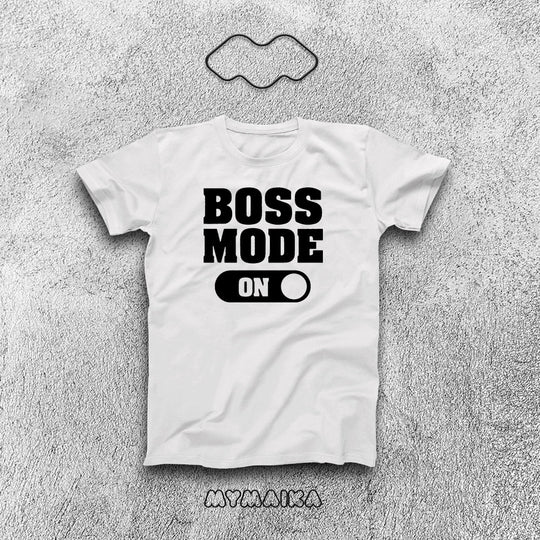 მაისური „BOSS MODE ON“ — დიდი შავი წარწერა ჩართვის ღილაკით