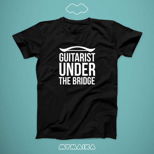 მაისური „Guitarist Under the Bridge“ — თეთრი წარწერა ხიდის სილუეტით