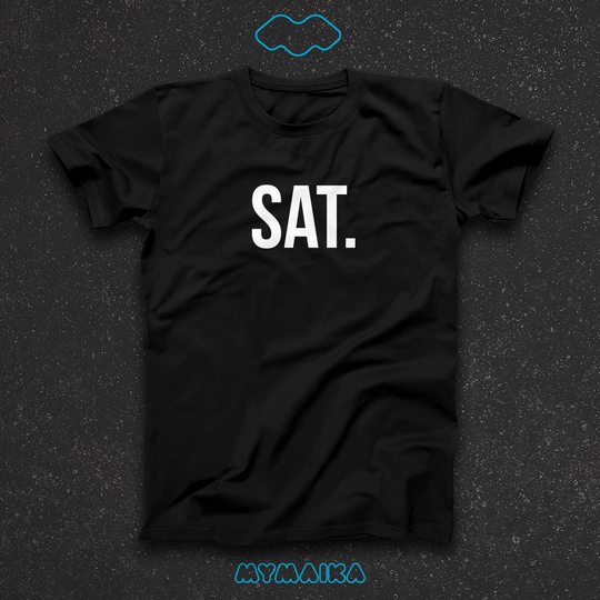 მაისური „SAT.“ — დიდი თეთრი შემოკლება წერტილით
