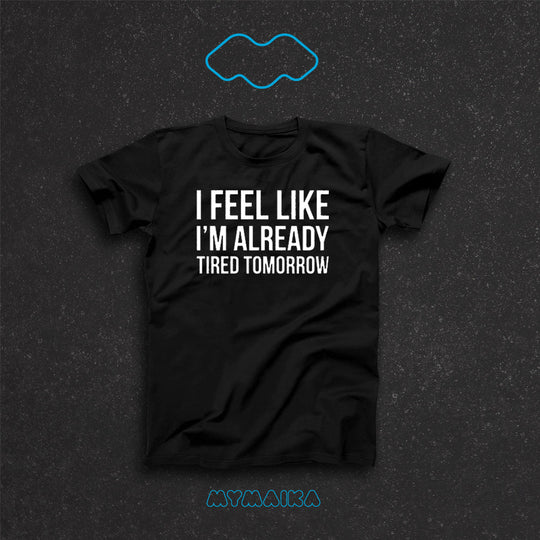 მაისური „I FEEL LIKE I'M ALREADY TIRED TOMORROW“ — თეთრი ინგლისური ფრაზა დაღლილობაზე, წითელი