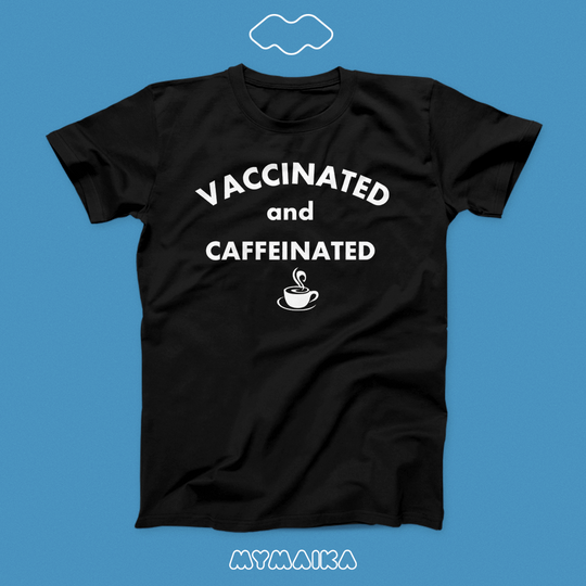 მაისური „Vaccinated And Caffeinated“ — თეთრი ინგლისური წარწერა ყავის ფინჯნით, შავი