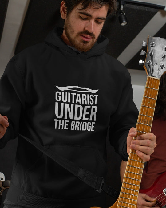ჰუდი „Guitarist Under the Bridge“ — თეთრი წარწერა ხიდის სილუეტით