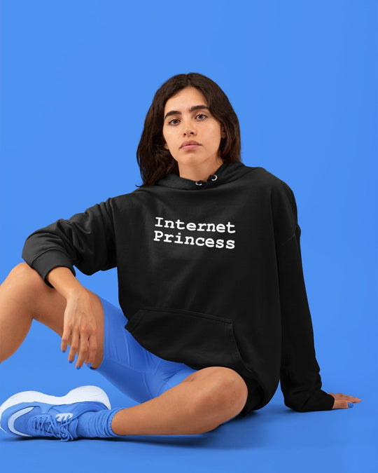 ჰუდი „Internet Princess“ — თეთრი საბეჭდი მანქანის შრიფტით წარწერა