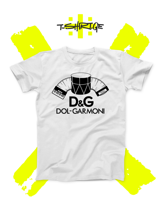მაისური „DOL-GARMONI (D&G)“ — D&G-ს ლოგოს პაროდია დოლით და გარმონით, თეთრი