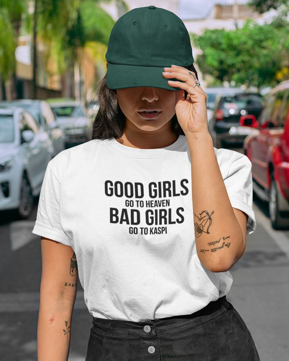 მაისური „GOOD GIRLS GO TO HEAVEN BAD GIRLS GO TO KASPI“ — შავი ინგლისური წარწერა კასპის ხსენებით