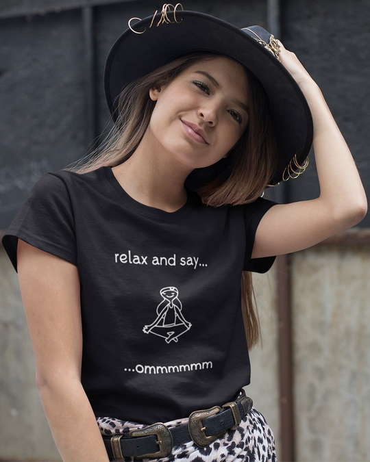 მაისური „Relax and say ommmm“ — მედიტაციაში მჯდომი ფიგურა და ინგლისური ფრაზა
