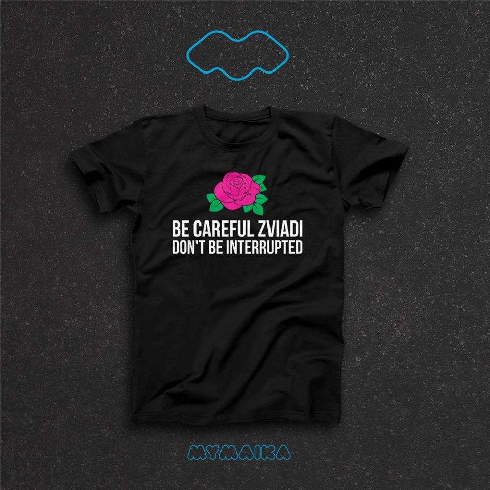 მაისური „BE CAREFUL ZVIAD DON'T BE INTERRUPTED“ — ვარდის ნახატი და ინგლისური წარწერა — ქართული პოლიტიკური ალუზია