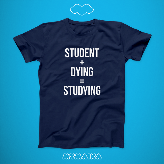 მაისური „STUDENT + DYING = STUDYING“ — თეთრი ინგლისური ფორმულა სტუდენტზე