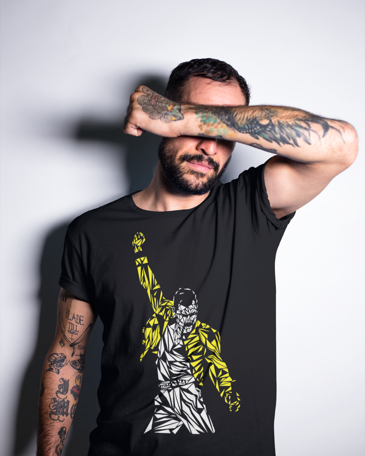 მაისური „Freddie Mercury V2“ — ფრედი მერკურის ყვითელ-თეთრი ილუსტრაცია აწეული ხელით, წითელი