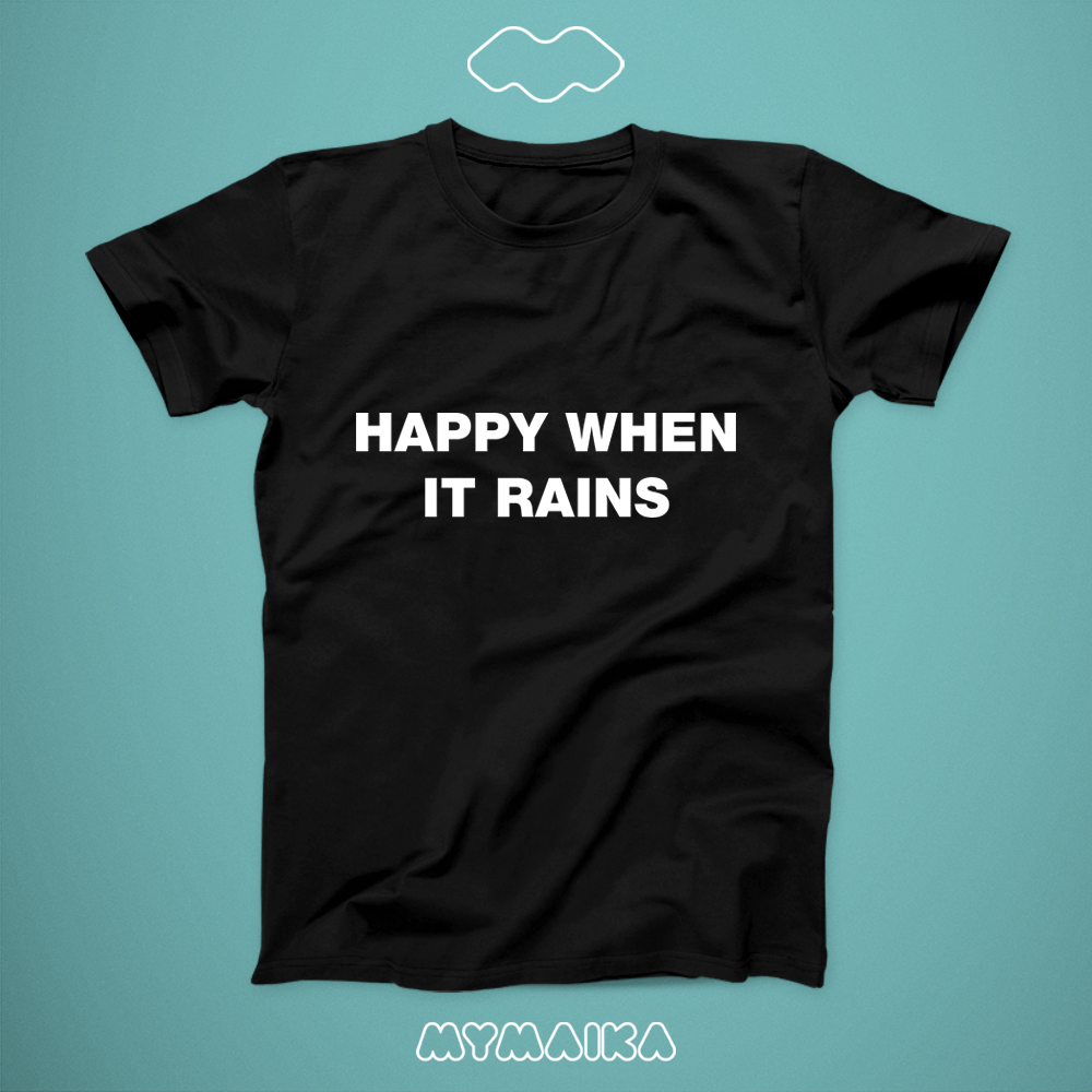 მაისური „HAPPY WHEN IT RAINS“ — თეთრი ინგლისური წარწერა ორ სტრიქონად
