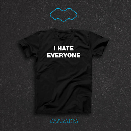 მაისური „I HATE EVERYONE“ — თეთრი ინგლისური წარწერა ორ სტრიქონად