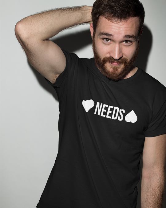მაისური „HEART NEEDS XSS“ — თეთრი წარწერა ორი გულით