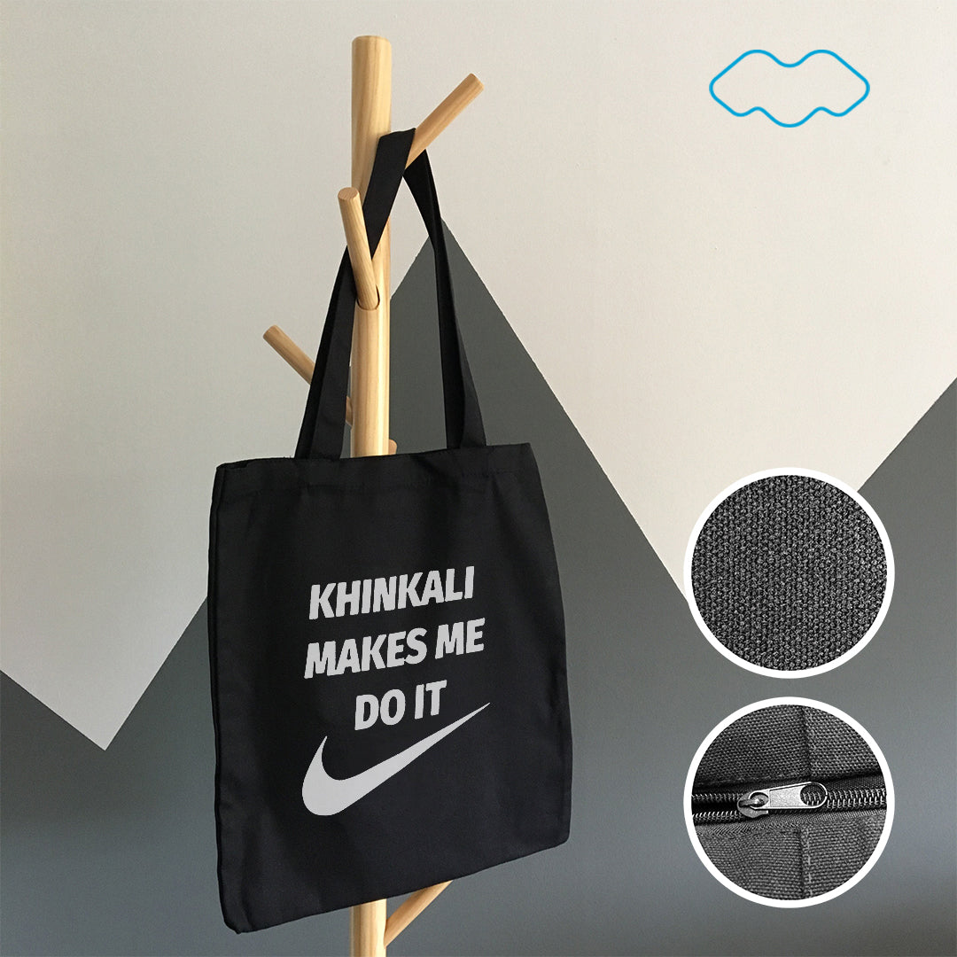 შოპერი ჩანთა „KHINKALI MAKE ME DO IT (NIKE)“ — თეთრი წარწერა ხინკალზე Nike-ის ნიშნით