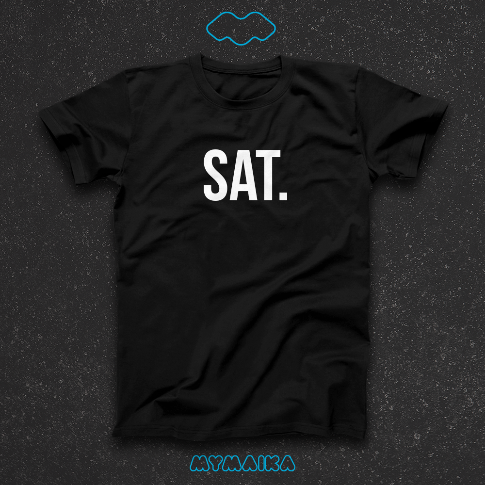 მაისური „SAT.“ — დიდი თეთრი შემოკლება წერტილით