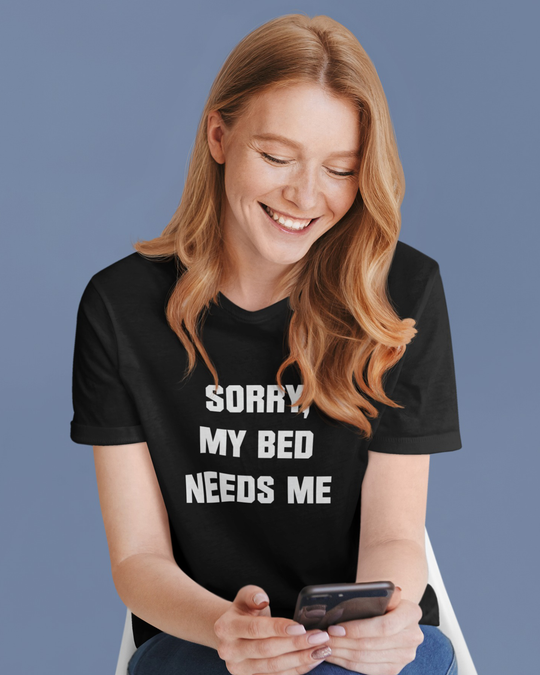 მაისური „SORRY, MY BED NEEDS ME“ — თეთრი ინგლისური ფრაზა საწოლზე