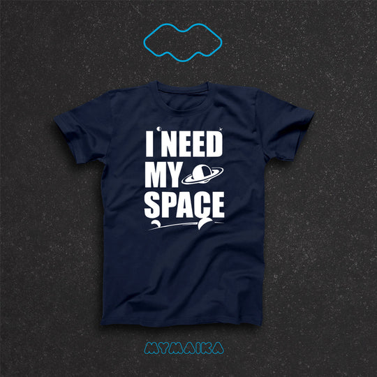მაისური „I NEED MY SPACE“ — თეთრი წარწერა სატურნის ილუსტრაციით