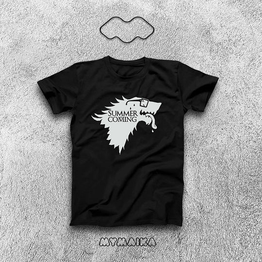 მაისური „Summer is Coming v2“ — სტარკების მგლის თეთრი სილუეტი