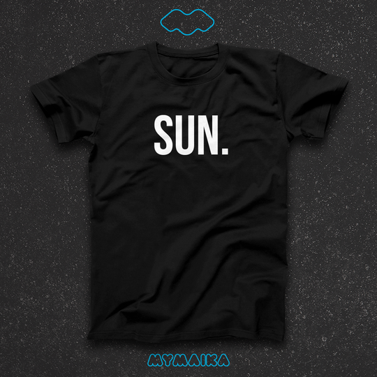 მაისური „SUN.“ — დიდი თეთრი შემოკლება წერტილით