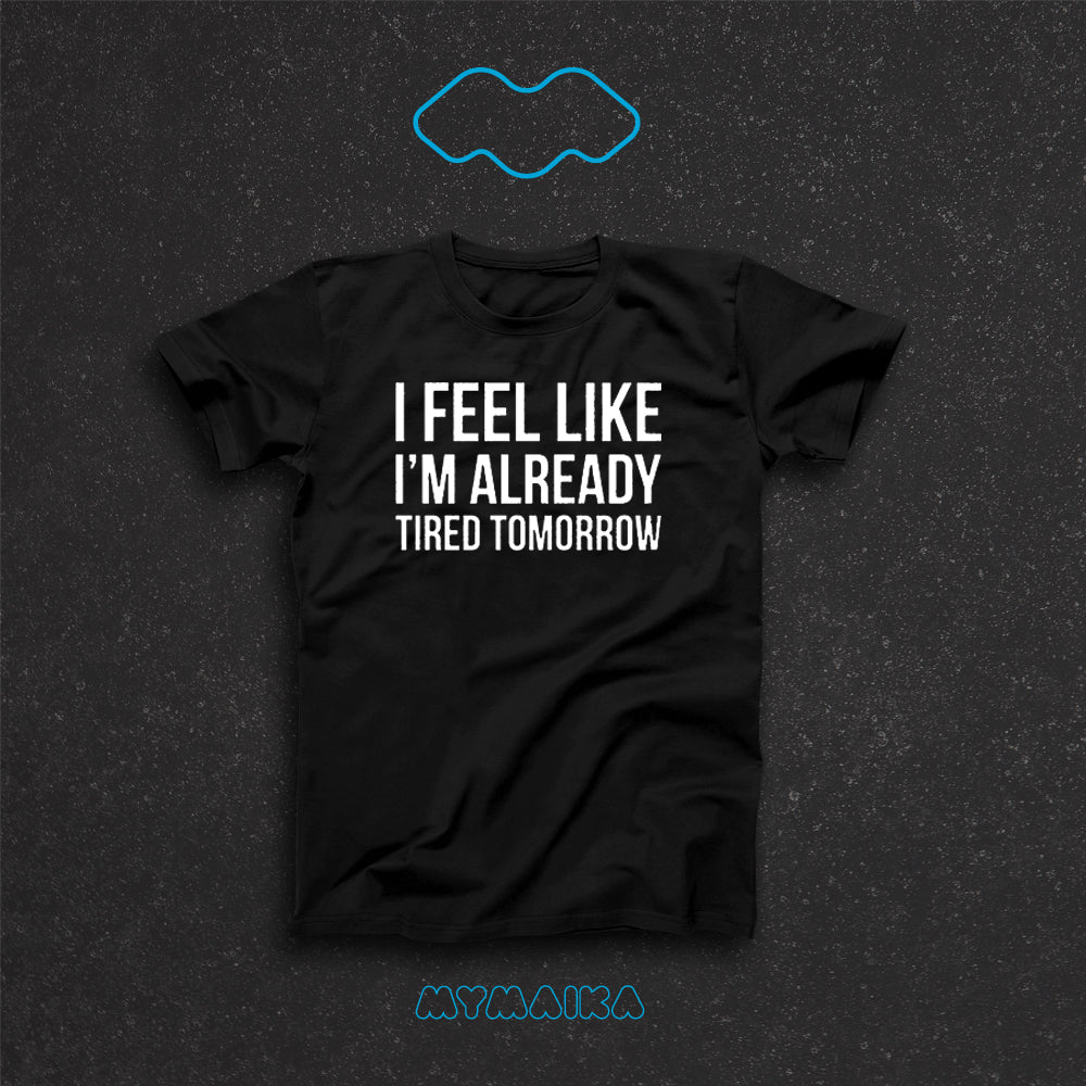 მაისური „I FEEL LIKE I'M ALREADY TIRED TOMORROW“ — თეთრი ინგლისური ფრაზა დაღლილობაზე, წითელი