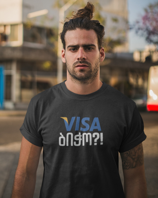 მაისური „ვისა ბიჭო?!“ — VISA-ს ლოგოს სტილის ქართული ფრაზა